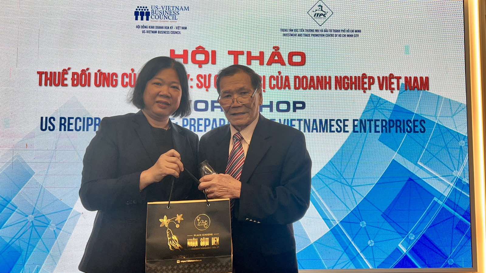Buổi hội thảo tạo cơ hội kết nối trực tiếp giữa doanh nghiệp và chuyên gia thương mại quốc tế.